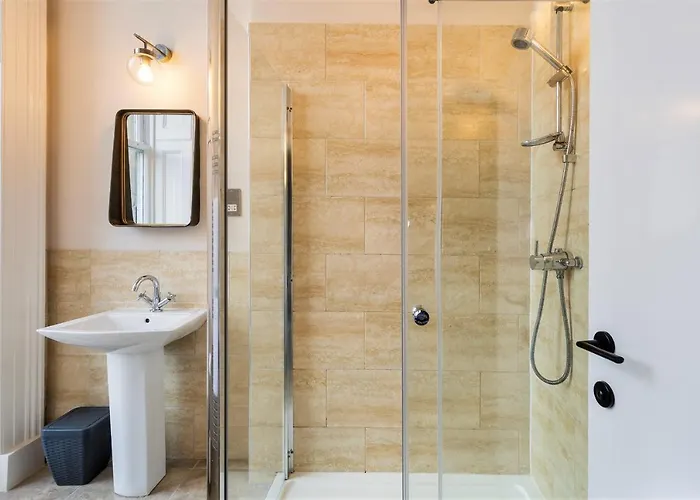 Clifton House I Free Private Parking *