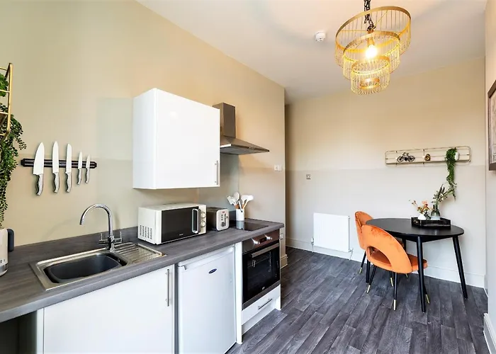 Апартаменти Clifton House I Free Private Parking