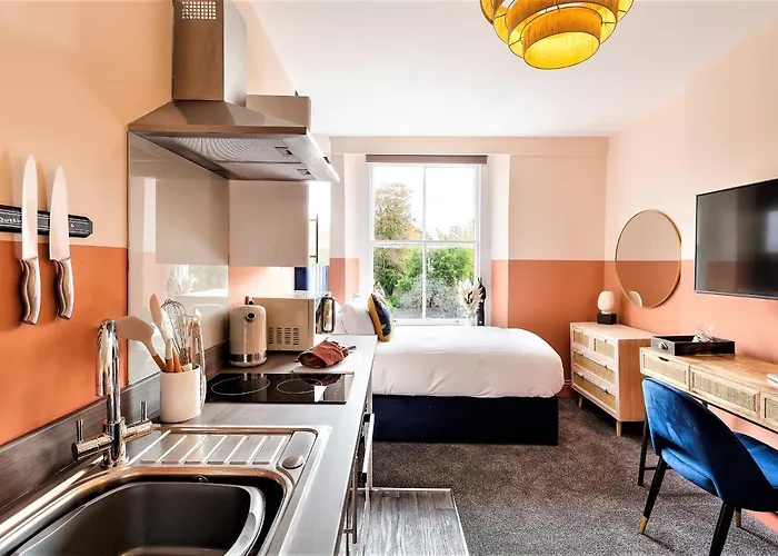 Clifton House I Free Private Parking Apartment