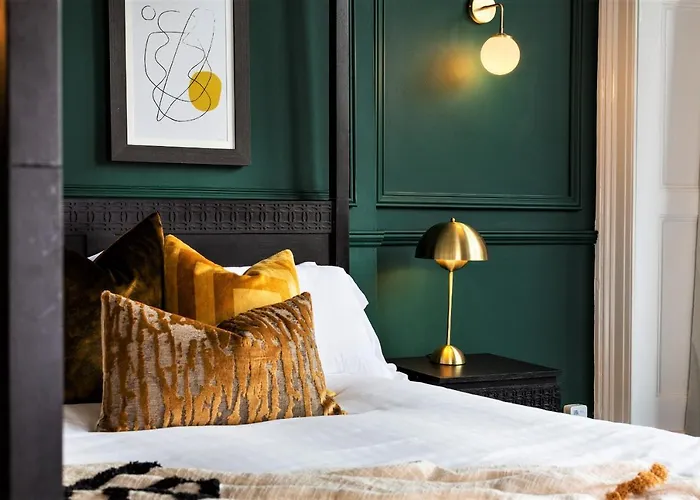 Clifton House I Free Private Parking