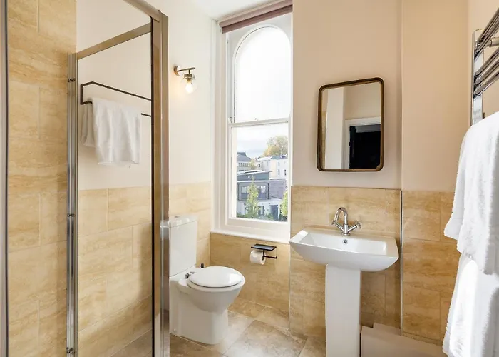 Clifton House I Free Private Parking *