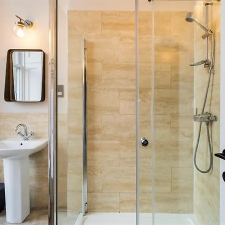 Clifton House I Free Private Parking *