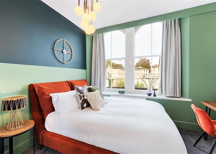 Clifton House I Free Private Parking *