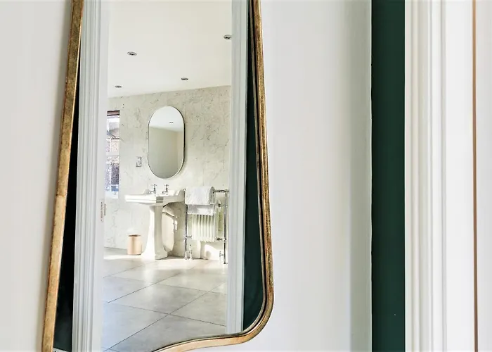 Clifton House I Free Private Parking *