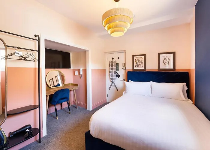 Clifton House I Free Private Parking *